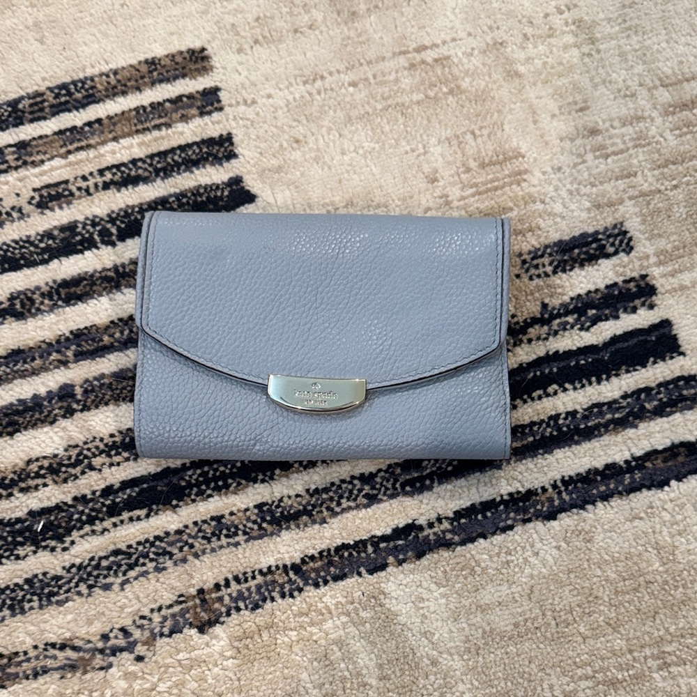 Kate Spade Gray Wallet with Sleek Design and Compact Structure